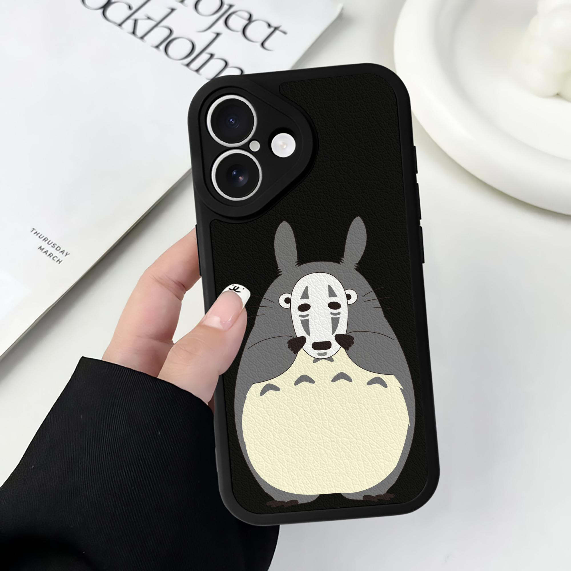 （画像用） となりのトトロ 草壁メイ 草壁サツキ My Neighbor Totoro Satsuki Kusakabe Mei Kusakabe 【iPhone 16シリーズ対応】シリコンスマホケース（レザー調） 材質：シリコン